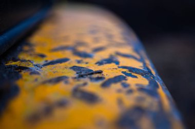 Ağaç kesme traktörünün bir parçasını kapat.