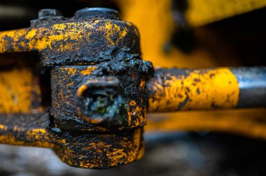 Ağaç kesme traktörünün bir parçasını kapat.