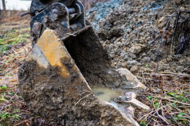 Ağaç kesme traktörünün bir parçasını kapat.