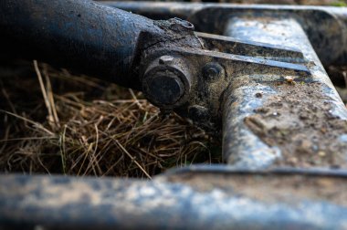 Ağaç kesme traktörünün bir parçasını kapat.