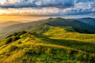 Günaydın dağlar. Polonina Wetlinska, Bieszczady Ulusal Parkı, Polonya.