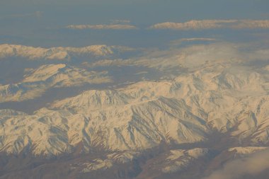 Bir kuşun gözünden güzel kar kaplı dağlar. Zagros Dağları. İran