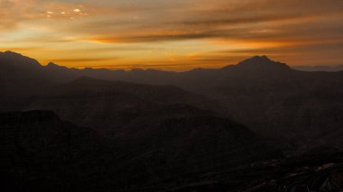 Dağlarda muhteşem bir gün batımı. Jebel Rahabah. Jebel Jais 'e yakın bir yerde. Al Hajar Dağları. Ras Al Khaimah. Birleşik Arap Emirlikleri