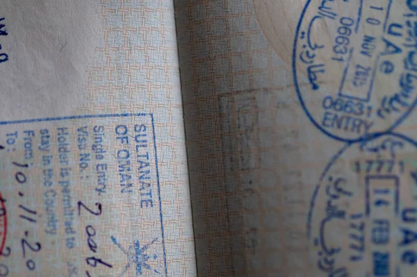 Γραμματόσημα Των Ηαε Και Ομάν Στο Διαβατήριο — Φωτογραφία Αρχείου