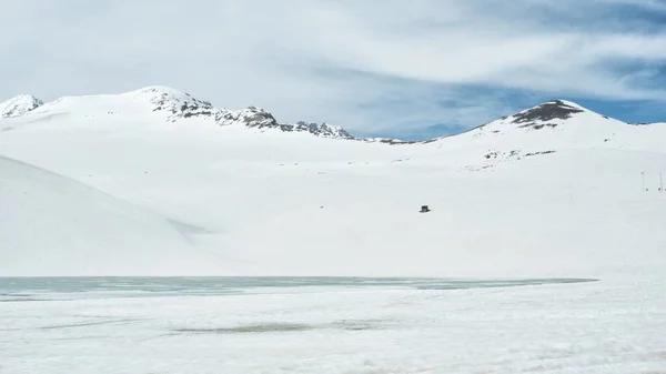 Winterliche Berglandschaft Ein Zugefrorener See Und Schneebedeckte Gipfel Kari See — Stockfoto