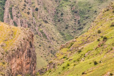 Dağlarda güzel bir bahar günü. Ermenistan dağlarının çarpıcı manzarası.