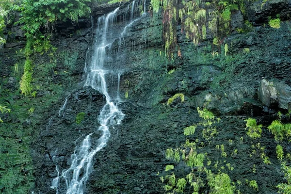 Nahaufnahme Eines Wasserfalls Und Moosiger Felsen Die Erstaunliche Schönheit Der — Stockfoto