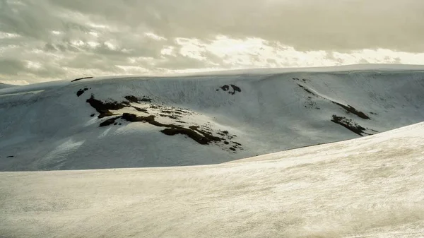 Een Besneeuwd Alpenlandschap Berg Aragats Armenië — Stockfoto