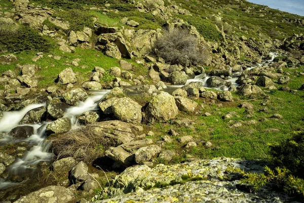 Cachoeiras Córrego Montanha Uma Paisagem Primavera Deliciosa Monte Aragats Arménia — Fotografia de Stock