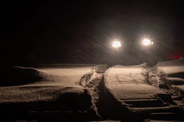 Światła Samochodu Jadącego Nocą Podczas Burzy Śnieżnej — Zdjęcie stockowe