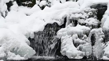 Dağlık bir derede karla kaplı ve donmuş bir şelale. Bieszczady Dağları, Karpatlar, Polonya.