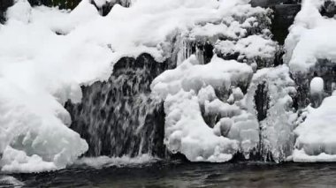 Dağlık bir derede karla kaplı ve donmuş bir şelale. Bieszczady Dağları, Karpatlar, Polonya.