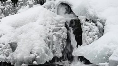 Dağlık bir derede karla kaplı ve donmuş bir şelale. Bieszczady Dağları, Karpatlar, Polonya.