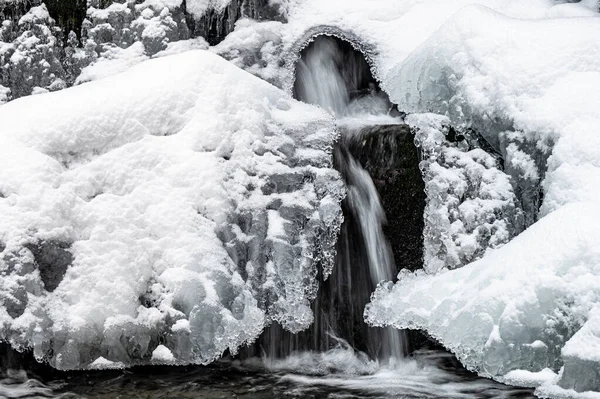 Ett Snötäckt Och Fruset Vattenfall Fjällbäck Bieszczadybergen Karpaterna Polen — Stockfoto