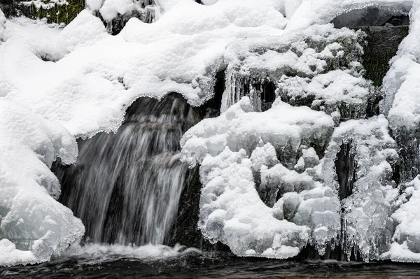 Ett Snötäckt Och Fruset Vattenfall Fjällbäck Bieszczadybergen Karpaterna Polen — Stockfoto