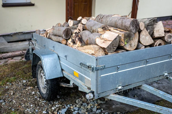 Evin yanında yakacak odunlarla dolu bir karavan..
