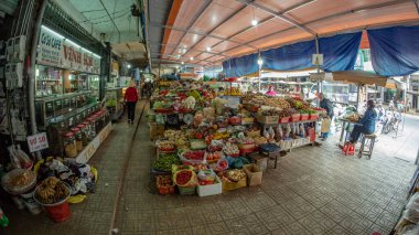 DALAT, LAM DONG, VİETNAM - 04 Aralık 2019: Covid-19 salgınından önce Güneydoğu Asya sokak pazarı.