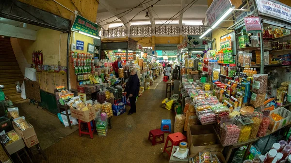 DALAT, LAM DONG, VİETNAM - 04 Aralık 2019: Covid-19 salgınından önce Güneydoğu Asya sokak pazarı.