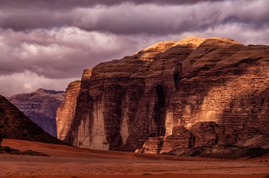 Olağanüstü bir çöl-dağ manzarası. Wadi Rum Koruma Alanı, Ürdün.