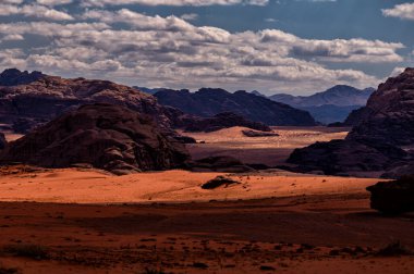 Olağanüstü bir çöl-dağ manzarası. Wadi Rum Koruma Alanı, Ürdün.