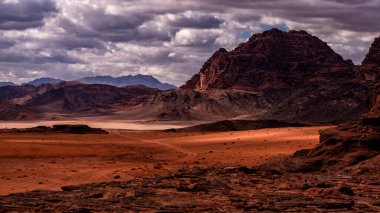 Olağanüstü bir çöl-dağ manzarası. Wadi Rum Koruma Alanı, Ürdün.