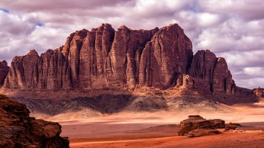 Olağanüstü bir çöl-dağ manzarası. Wadi Rum Koruma Alanı, Ürdün.