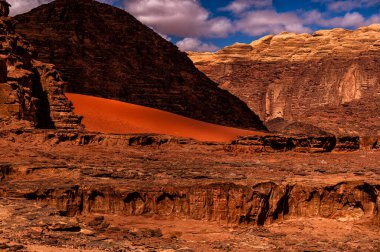 Olağanüstü bir çöl-dağ manzarası. Wadi Rum Koruma Alanı, Ürdün.