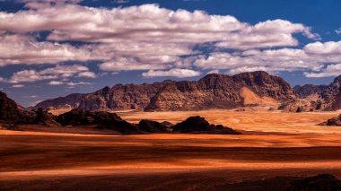 Olağanüstü bir çöl-dağ manzarası. Wadi Rum Koruma Alanı, Ürdün.