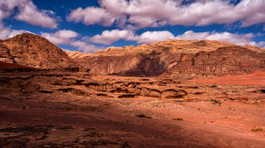 Olağanüstü bir çöl-dağ manzarası. Wadi Rum Koruma Alanı, Ürdün.