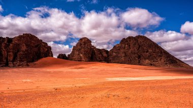 Olağanüstü bir çöl-dağ manzarası. Wadi Rum Koruma Alanı, Ürdün.