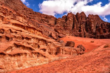 Olağanüstü bir çöl-dağ manzarası. Wadi Rum Koruma Alanı, Ürdün.