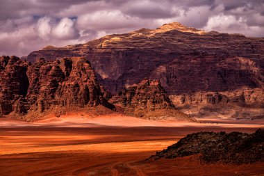 Olağanüstü bir çöl-dağ manzarası. Wadi Rum Koruma Alanı, Ürdün.