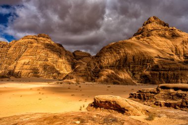 Olağanüstü bir çöl-dağ manzarası. Wadi Rum Koruma Alanı, Ürdün.
