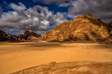 Olağanüstü bir çöl-dağ manzarası. Wadi Rum Koruma Alanı, Ürdün.