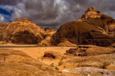 Olağanüstü bir çöl-dağ manzarası. Wadi Rum Koruma Alanı, Ürdün.