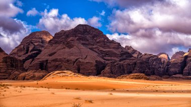 Olağanüstü bir çöl-dağ manzarası. Wadi Rum Koruma Alanı, Ürdün.