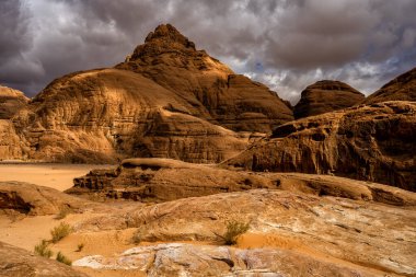 Olağanüstü bir çöl-dağ manzarası. Wadi Rum Koruma Alanı, Ürdün.