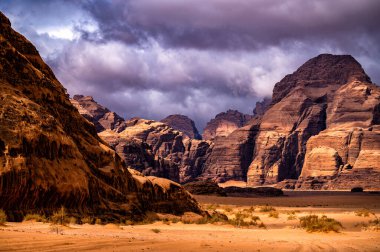 Olağanüstü bir çöl-dağ manzarası. Wadi Rum Koruma Alanı, Ürdün.
