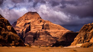 Olağanüstü bir çöl-dağ manzarası. Wadi Rum Koruma Alanı, Ürdün.