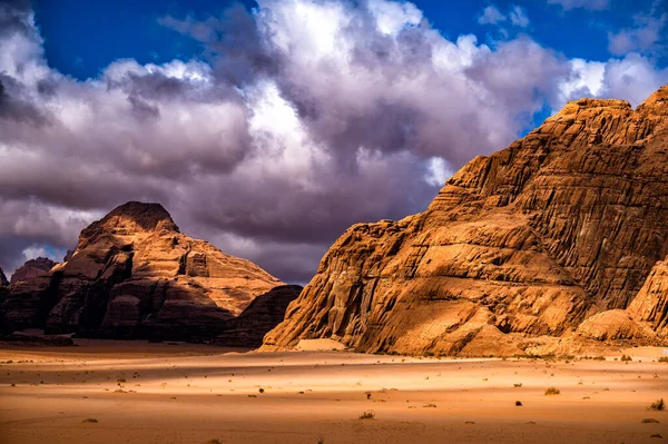 Olağanüstü bir çöl-dağ manzarası. Wadi Rum Koruma Alanı, Ürdün.