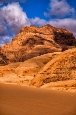 Olağanüstü bir çöl-dağ manzarası. Wadi Rum Koruma Alanı, Ürdün.