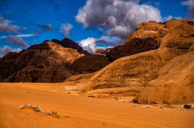 Olağanüstü bir çöl-dağ manzarası. Wadi Rum Koruma Alanı, Ürdün.