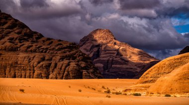 Olağanüstü bir çöl-dağ manzarası. Wadi Rum Koruma Alanı, Ürdün.