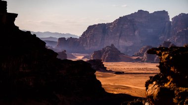 Olağanüstü bir çöl-dağ manzarası. Wadi Rum Koruma Alanı, Ürdün.
