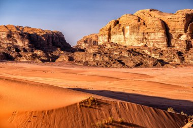 Olağanüstü bir çöl-dağ manzarası. Wadi Rum Koruma Alanı, Ürdün.