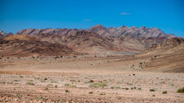 Ürdün-Suudi sınırı yakınlarındaki Akabe şehri ile Wadi Rum Koruma Alanı arasındaki dağlar. Tutun, Jordan..