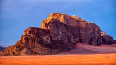 Sıradışı dağ manzarası, Wadi Rum Koruma Alanı, Ürdün.