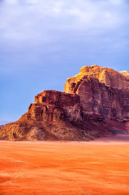Sıradışı dağ manzarası, Wadi Rum Koruma Alanı, Ürdün.