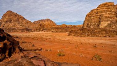 Sıradışı dağ manzarası, Wadi Rum Koruma Alanı, Ürdün.