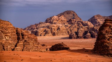 Sıradışı dağ manzarası, Wadi Rum Koruma Alanı, Ürdün.